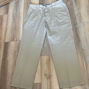 Like new HAGGAR classic fit premium no iron flat front khaki  size 40x32”